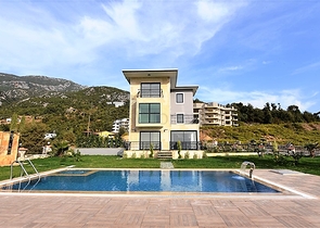 Трехэтажная вилла с собственной зеленой территорией