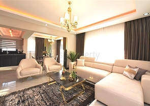 Трехэтажная вилла с собственной зеленой территорией