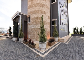 Трехэтажная вилла с собственной зеленой территорией