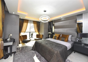 Трехэтажная вилла с собственной зеленой территорией