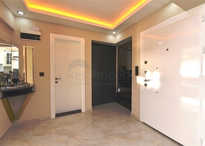 Трехэтажная вилла с собственной зеленой территорией