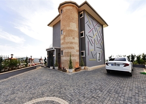 Трехэтажная вилла с собственной зеленой территорией