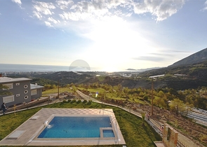 Трехэтажная вилла с собственной зеленой территорией