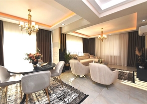 Трехэтажная вилла с собственной зеленой территорией