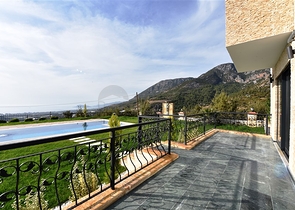 Трехэтажная вилла с собственной зеленой территорией