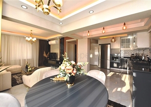 Трехэтажная вилла с собственной зеленой территорией