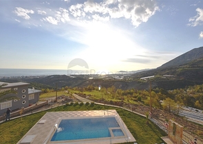 Трехэтажная вилла с собственной зеленой территорией