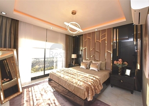 Трехэтажная вилла с собственной зеленой территорией