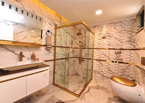 Трехэтажная вилла с собственной зеленой территорией