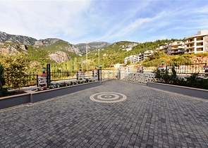 Трехэтажная вилла с собственной зеленой территорией