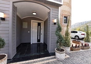 Трехэтажная вилла с собственной зеленой территорией