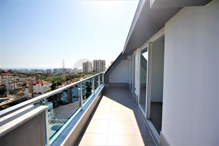 Пентхаус 2+1 в живописном месте в районе Махмутлар