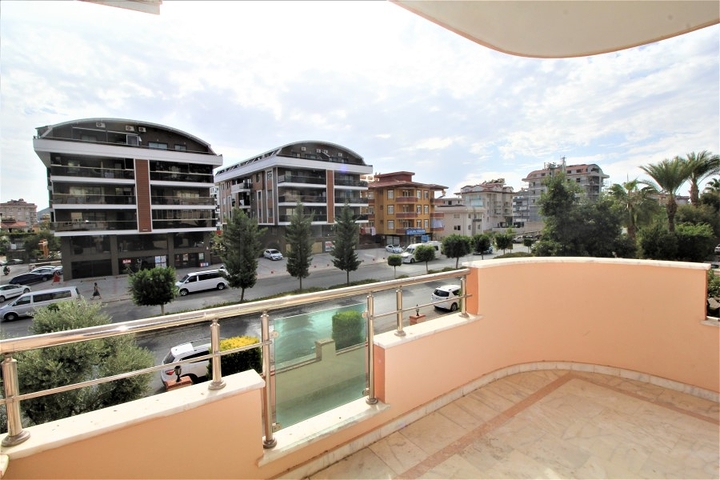 Просторная трехкомнатная квартира в центре Алании