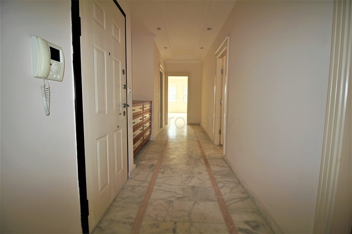 Просторная трехкомнатная квартира в центре Алании