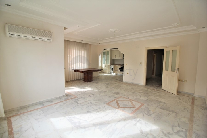 Просторная трехкомнатная квартира в центре Алании