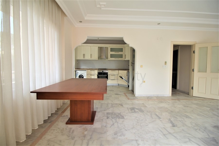 Просторная трехкомнатная квартира в центре Алании