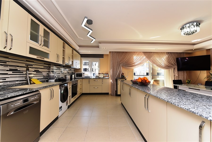 Трехкомнатная квартира с мебелью