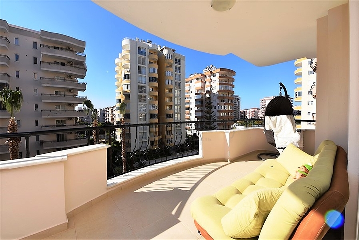 Трехкомнатная квартира с мебелью