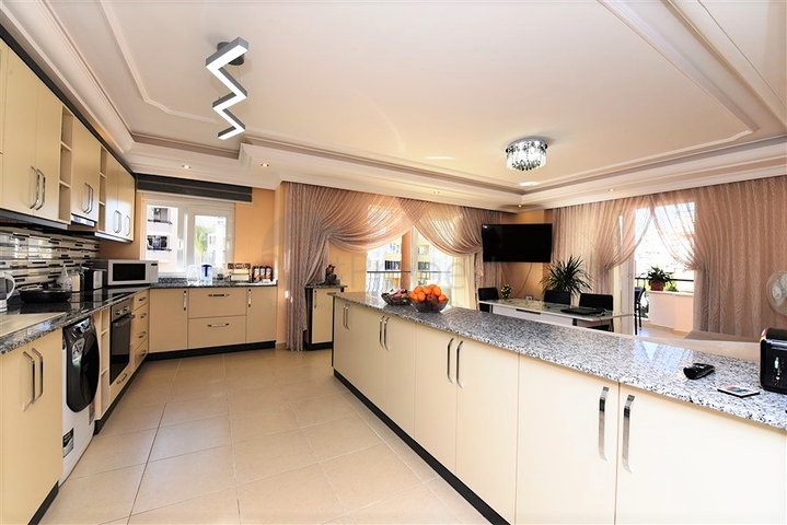 Трехкомнатная квартира с мебелью