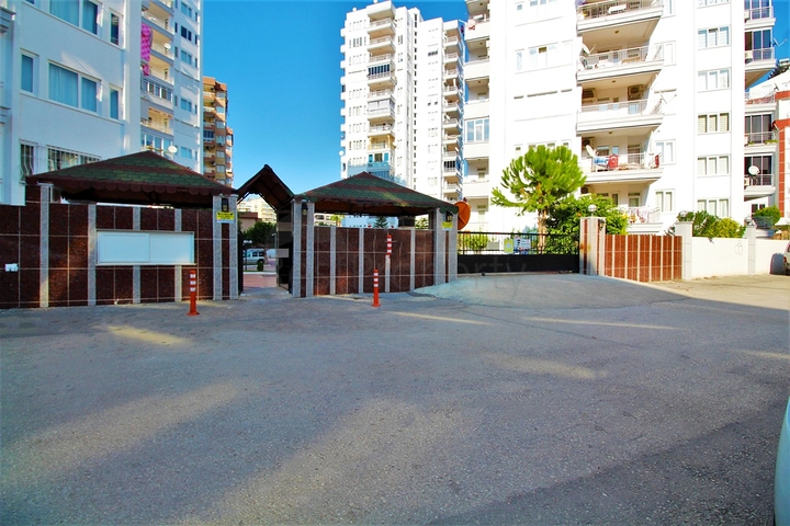 Просторная квартира 3+1 с отдельной кухней в Коньяалты