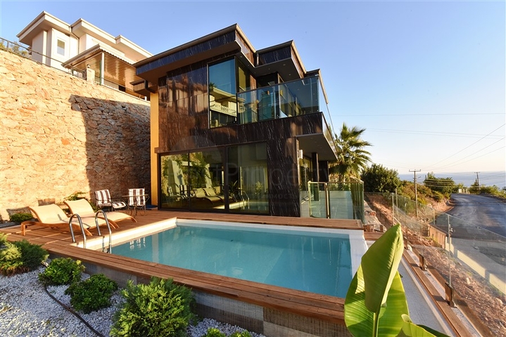 Шикарная меблированная вилла планировкой 3+1 в центре Аланьи