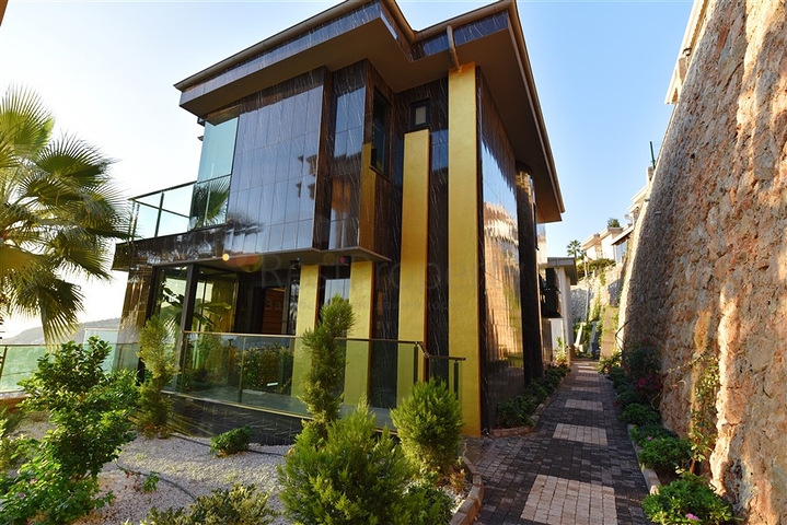 Шикарная меблированная вилла планировкой 3+1 в центре Аланьи