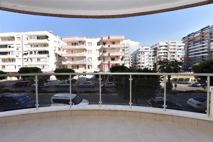 Просторная квартира 2+1 в 100 метрах от моря 