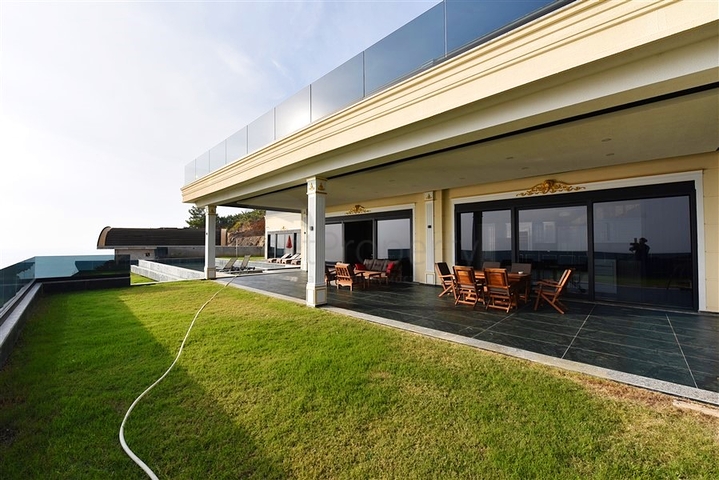 Частная вилла по дизайнерскому проекту