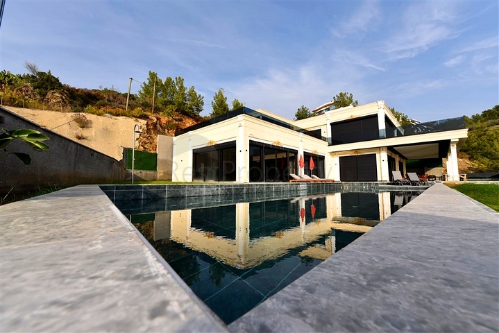 Частная вилла по дизайнерскому проекту