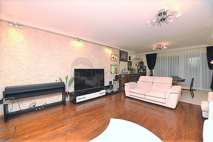 Квартира 2+1 с собственным садом и уличной террасой 