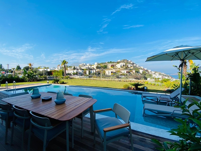 Стильная вилла с потрясающим видом нa море, горы и Бодрум.