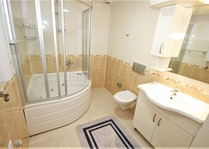 Трехкомнатная квартира с мебелью