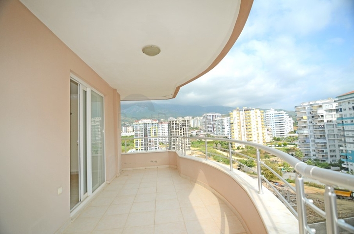 Пентхаус планировки 4+1 в районе Махмутлар