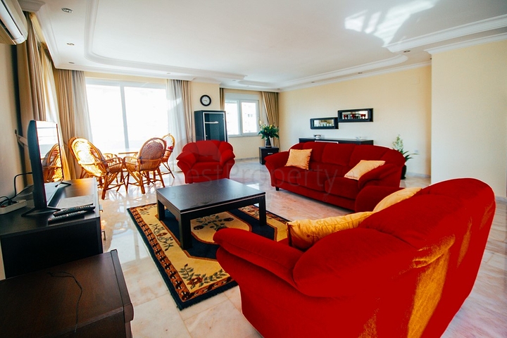 Большой пентхаус с видом на море и горы