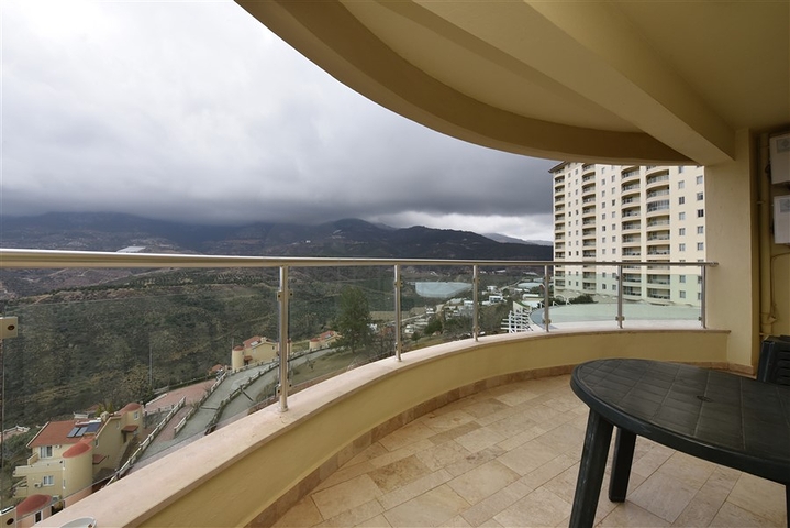 Квартира планировки 3+1 с видом на горы