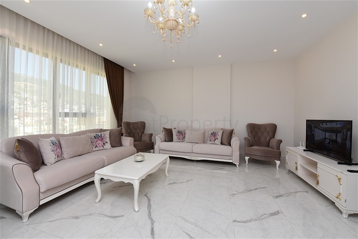 Трехкомнатная квартира с мебелью в центре Алании