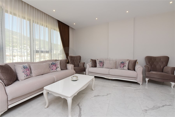 Трехкомнатная квартира с мебелью в центре Алании