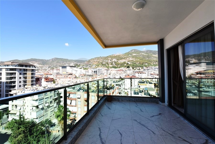 Трехкомнатная квартира с мебелью в центре Алании