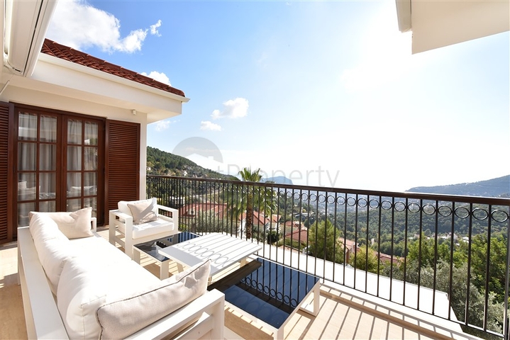 Вилла в итальянском стиле с видом на море и крепость 