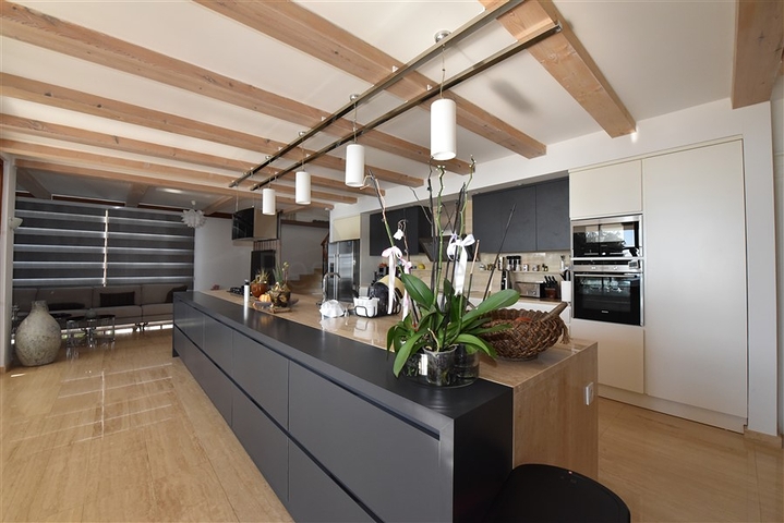 Вилла в итальянском стиле с видом на море и крепость 