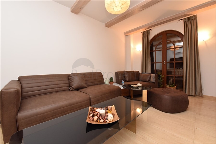 Вилла в итальянском стиле с видом на море и крепость 