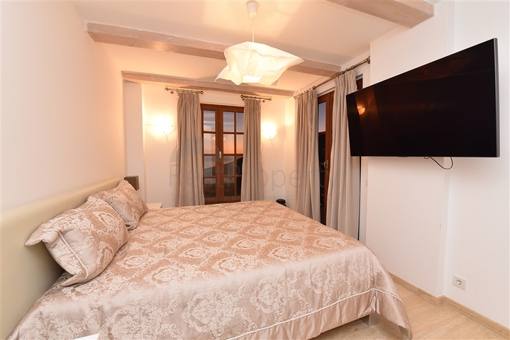 Вилла в итальянском стиле с видом на море и крепость 