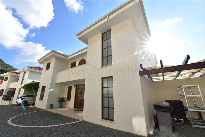 Вилла в итальянском стиле с видом на море и крепость 