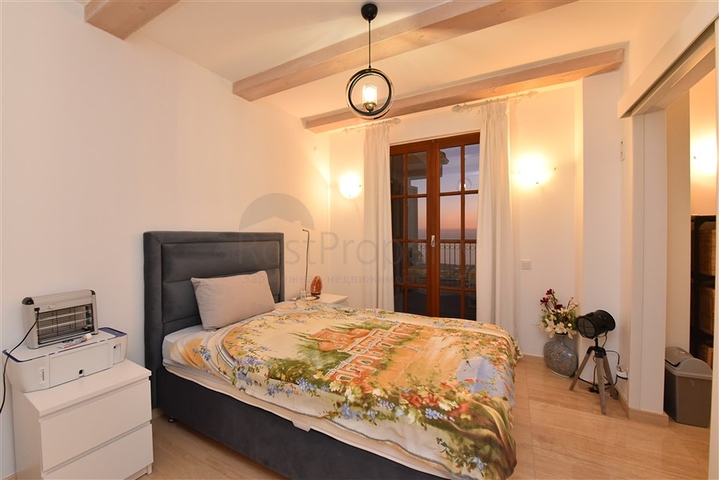 Вилла в итальянском стиле с видом на море и крепость 