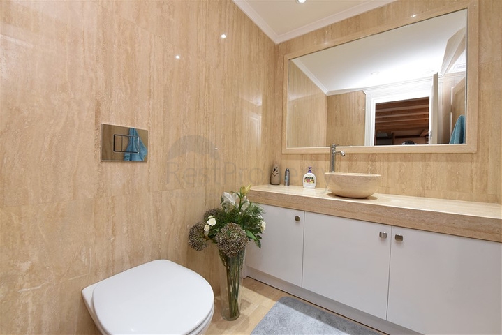 Вилла в итальянском стиле с видом на море и крепость 