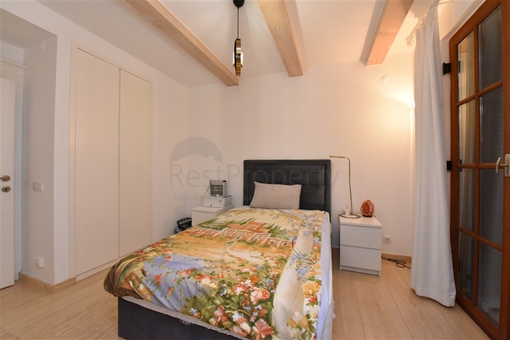 Вилла в итальянском стиле с видом на море и крепость 