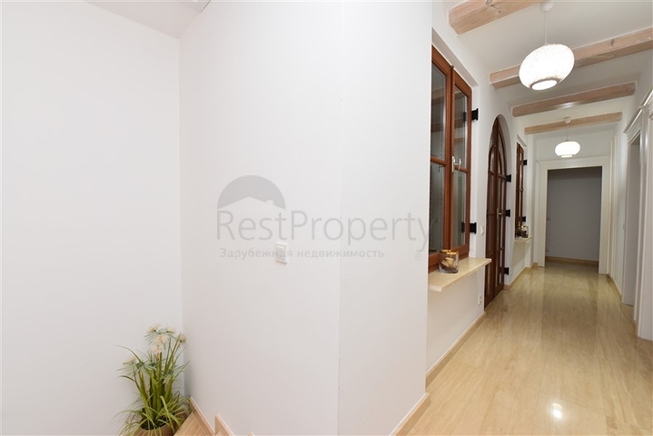 Вилла в итальянском стиле с видом на море и крепость 