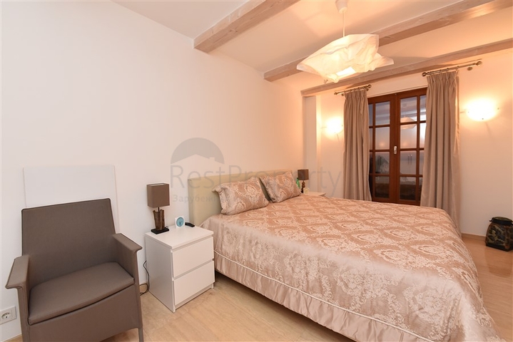 Вилла в итальянском стиле с видом на море и крепость 