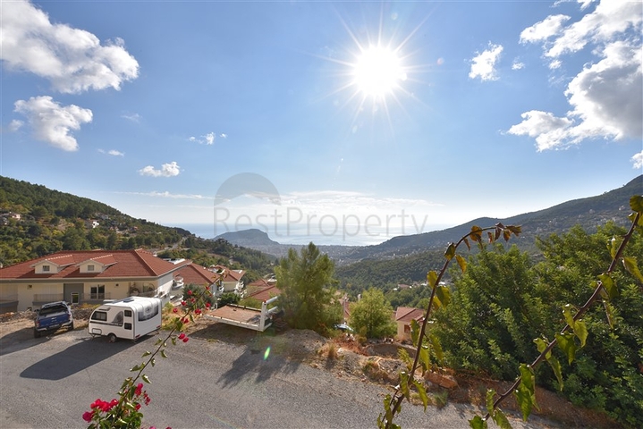 Вилла в итальянском стиле с видом на море и крепость 