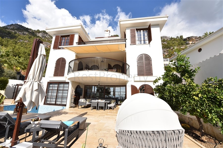 Вилла в итальянском стиле с видом на море и крепость 